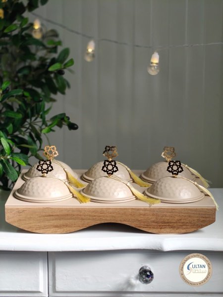 مضيفة صحون مكسرات مع أغطية